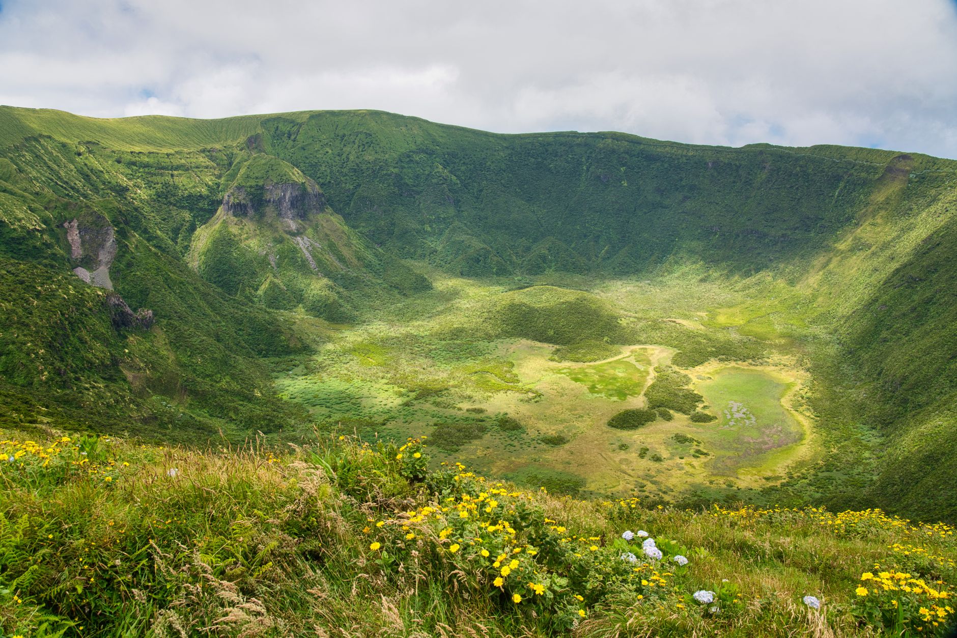 La caldeira verdoyante de l'île de Faial