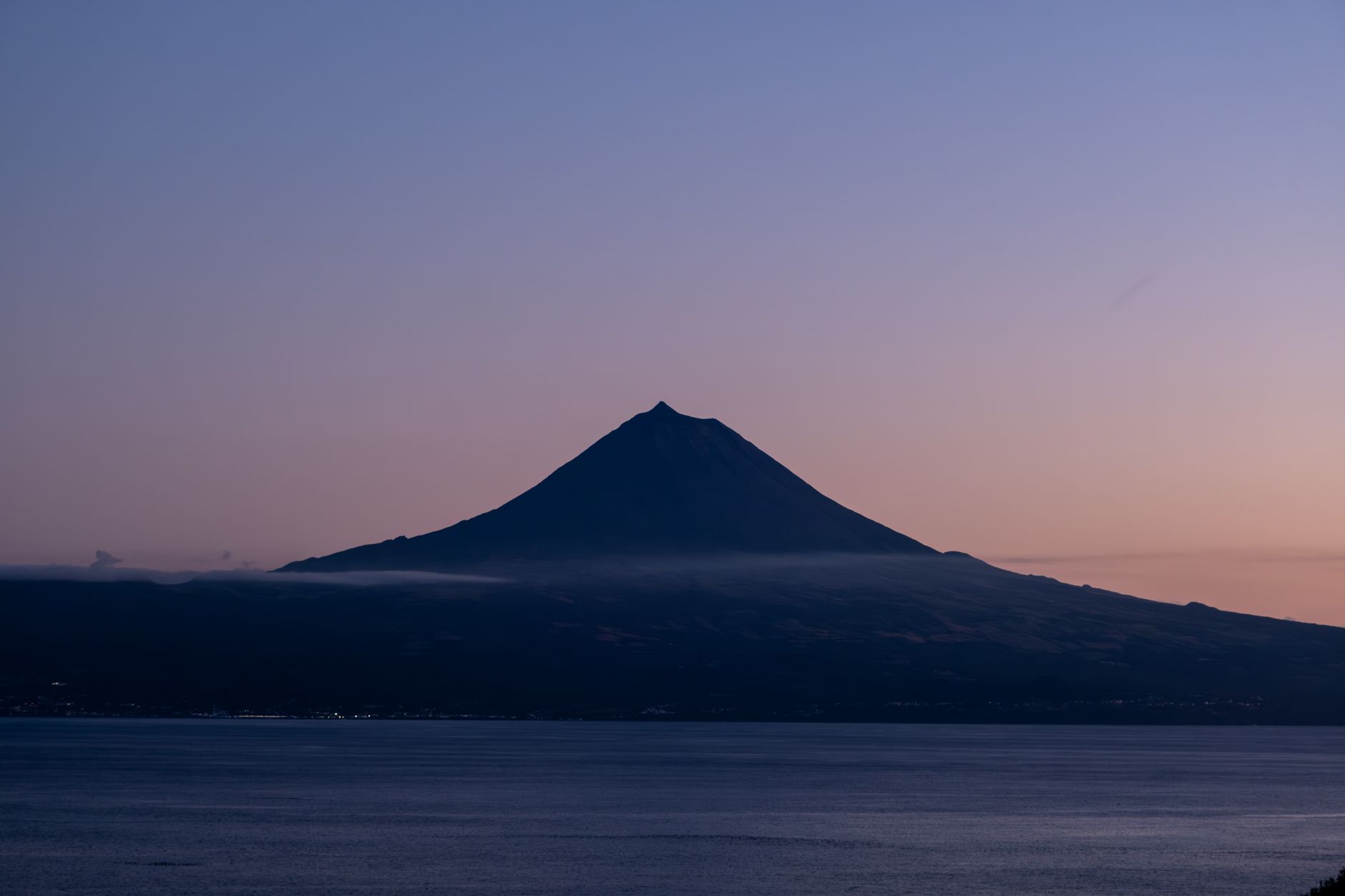 Le volcan Pico vu depuis Faial aux Açores