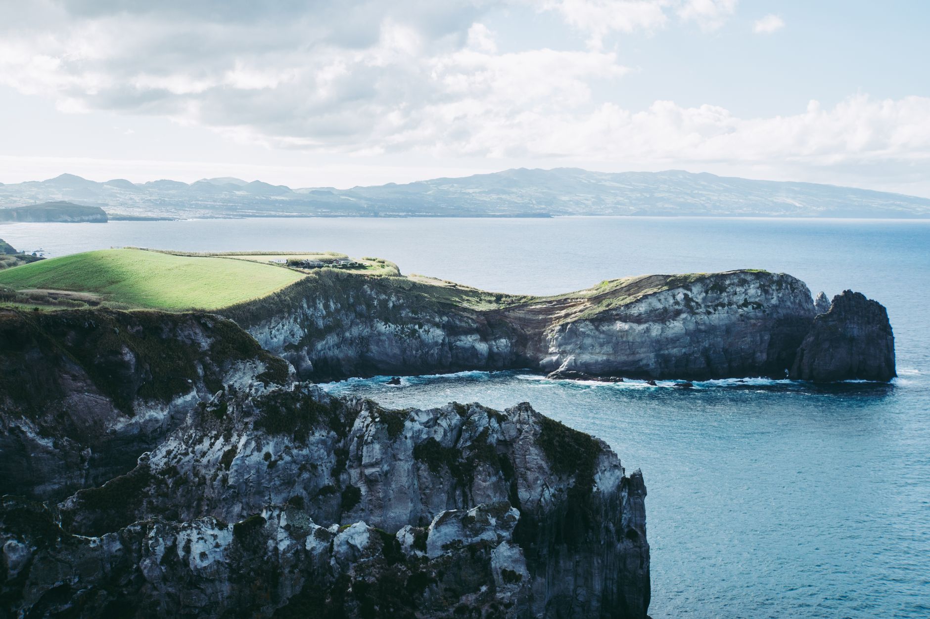 Ville côtière de l'île de São Miguel